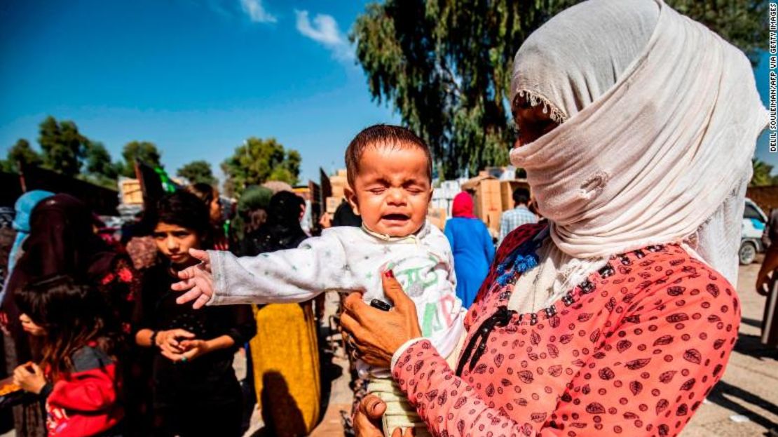 Los sirios desplazados, que huyeron de sus hogares en la ciudad fronteriza de Ras al-Ain, reciben ayuda humanitaria.