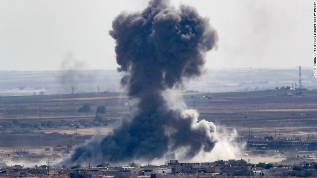 El humo se eleva sobre la ciudad siria de Ras al-Ain, como se ve desde la ciudad fronteriza turca de Ceylanpinar.