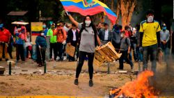 CNNE 716417 - manifestantes no respetan el toque de queda