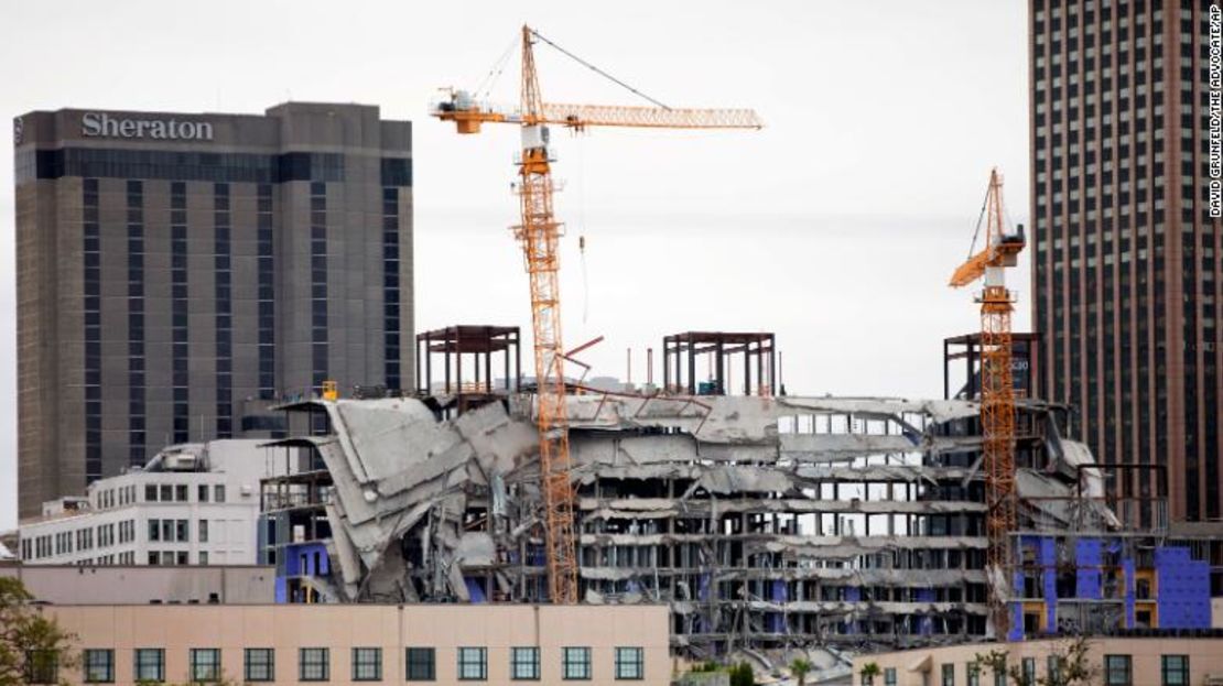 Los pisos superiores del edificio colapsaron el sábado.