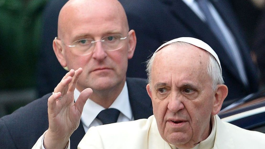 Domenico Giani acompaña al papa Francisco durante un evento en 2013.