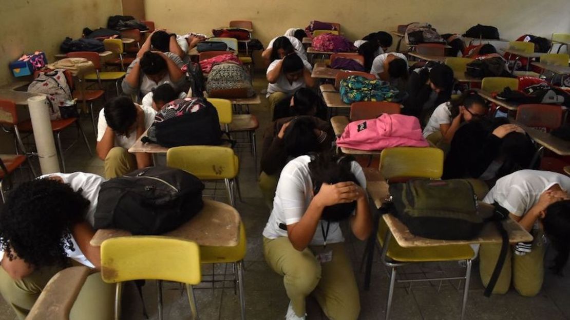 Simulacro de sismo en una escuela de El Salvador en 2017.