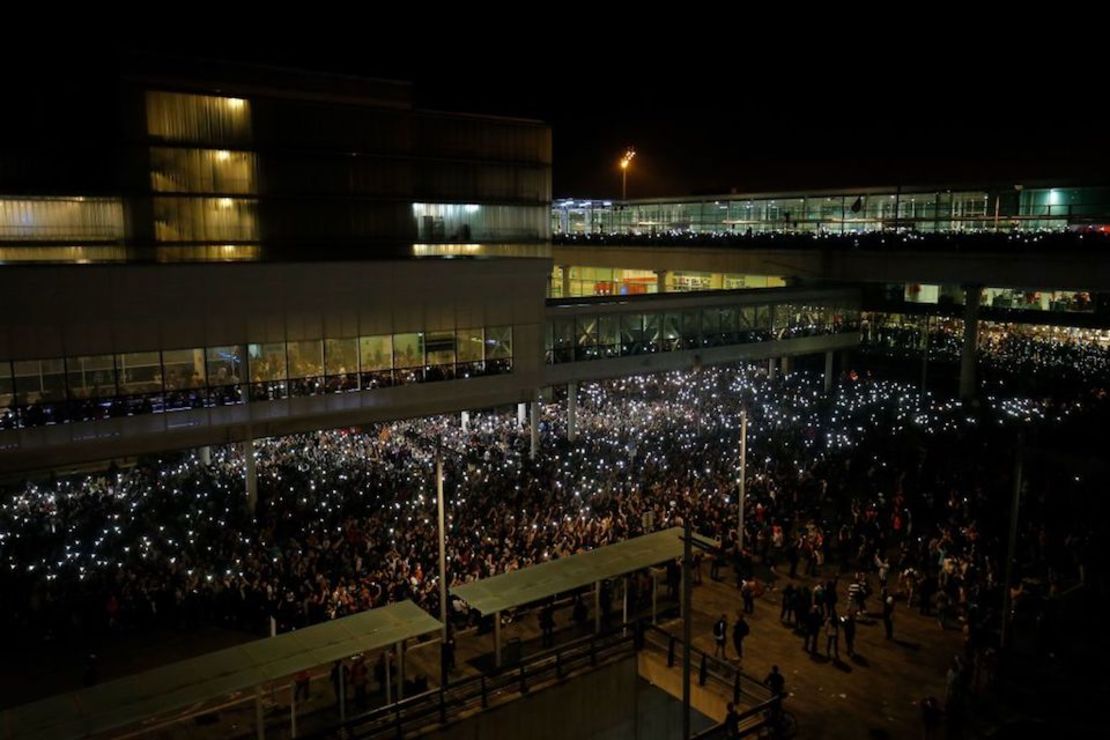 Protestas en el aeropuerto de Barcelona la noche del lunes. (Photo by Pau Barrena / AFP)