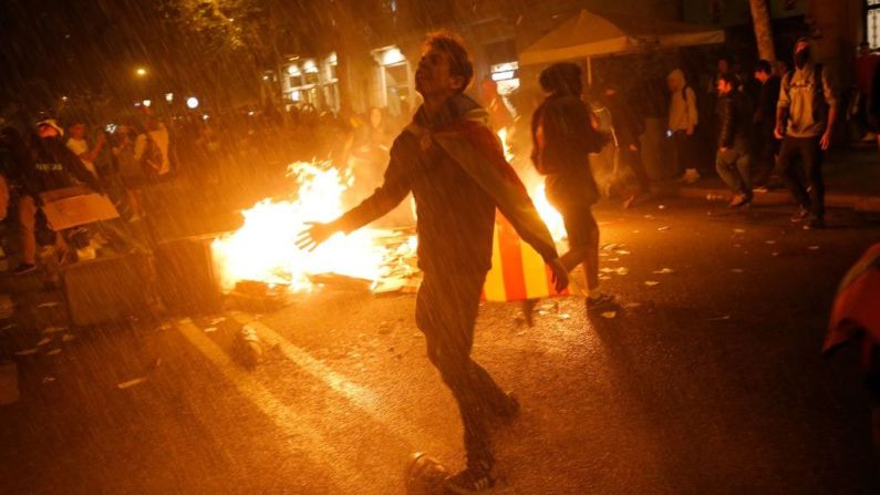 Un manifestante grita durante las protestas del 15 de octubre en Barcelona. (Photo by Pau Barrena / AFP).