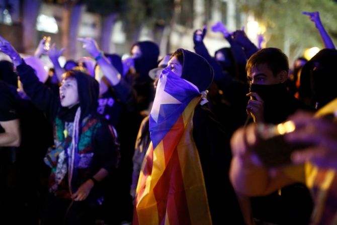 Cientos de manifestantes se tomaron las calles de Barcelona en protesta contra la resolución del Tribunal Supremo de España contra los líderes separatistas. (Photo by Pau Barrena / AFP).