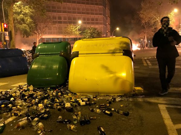 Contenedores de basura bloquean las calles durante las protestas de este martes en Barcelona.