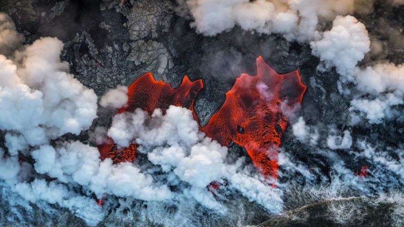 La lava fluye hacia el Océano Pacífico después de una erupción de Kîlauea, un volcán activo en la Isla Grande de Hawai. Esta imagen aérea fue tomada por Luis Vilariño López.