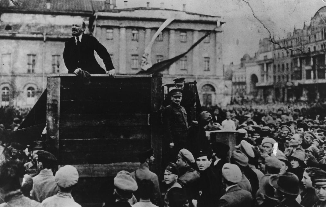 El líder revolucionario comunista ruso, Vladimir Lenin (1879 - 1924), pronunciando un discurso ante el Ejército Rojo que se dirigían al frente, durante la guerra polaco-soviética, en la Plaza Sverdlov (ahora Plaza del Teatro), en Moscú, 5 de mayo de 1920.