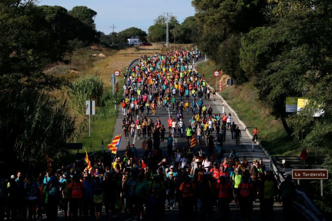 Manifestantes marchan en Massanet de la Selva el 16 de octubre. (Photo by Pau Barrena / AFP).