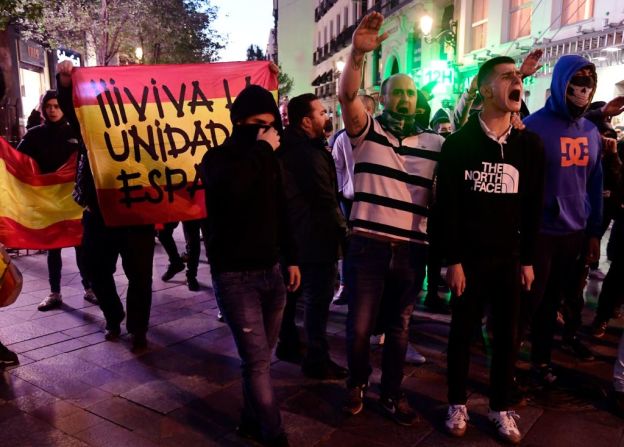 Manifestantes unionistas de extrema derecha forman parte de una contramanifestación en contra de la protesta procatalana convocada por Coordinadora 25S en Madrid. (Photo by JAVIER SORIANO / AFP).