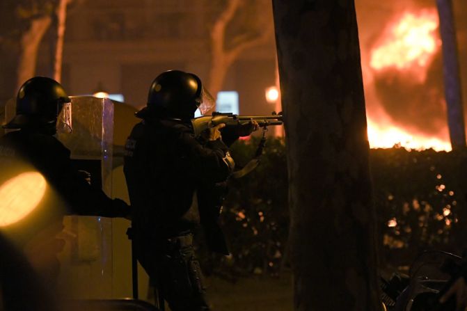 La policía antimotines dispara contra manifestantes durante una protesta convocada por los Comités de Defensa de la República (CDR). (Photo by LLUIS GENE / AFP).