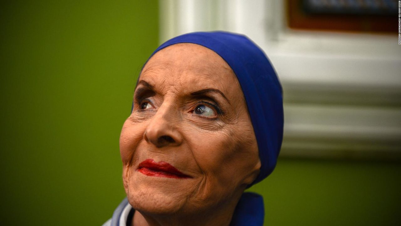 La legendaria bailarina cubana Alicia Alonso murió el 17 de octubre a los 98 años en un hospital de La Habana. Alonso nació el 21 de diciembre de 1920 y fue famosa por sus maravillosas interpretaciones de las grandes obras del ballet clásico y romántico. La cubana fue la primera bailarina occidental en presentarse en la Unión Soviética, en 1957. Alonso respaldaba ampliamente al Gobierno cubano, que la consideraba su máxima figura artística.