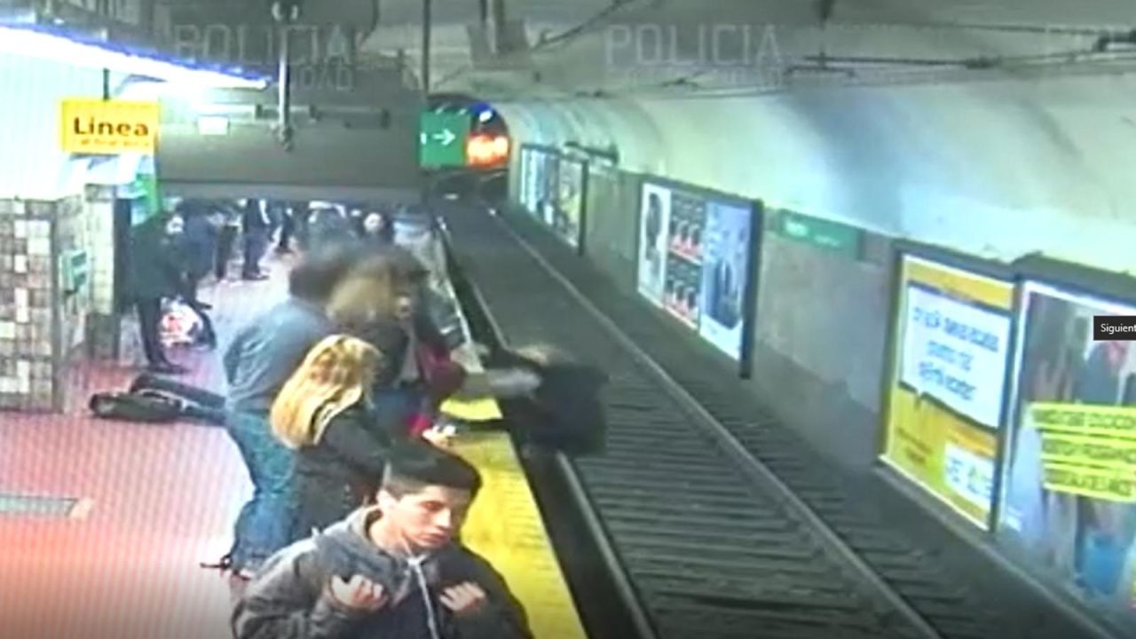 CNNE 718483 - empujan a mujer a las vias del metro de buenos aires