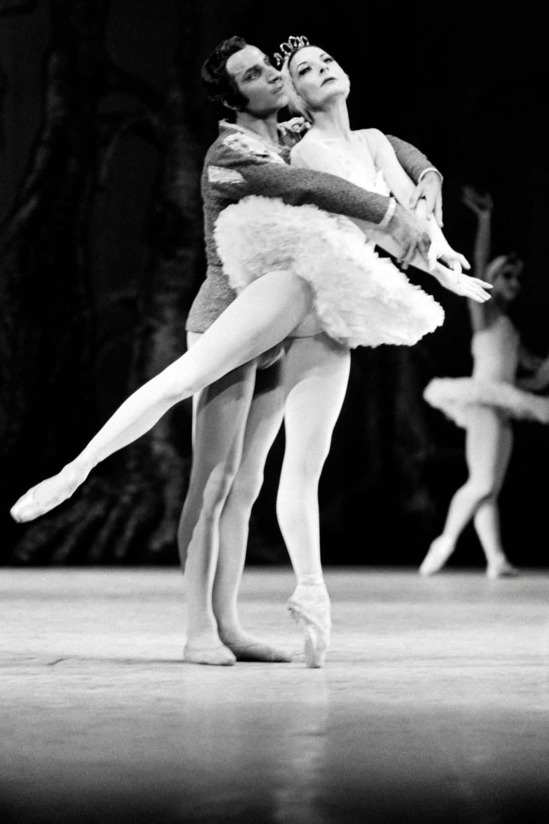 Alicia Alonso y Azari Plisetski bailando el Lago de los Cisnes en 1970