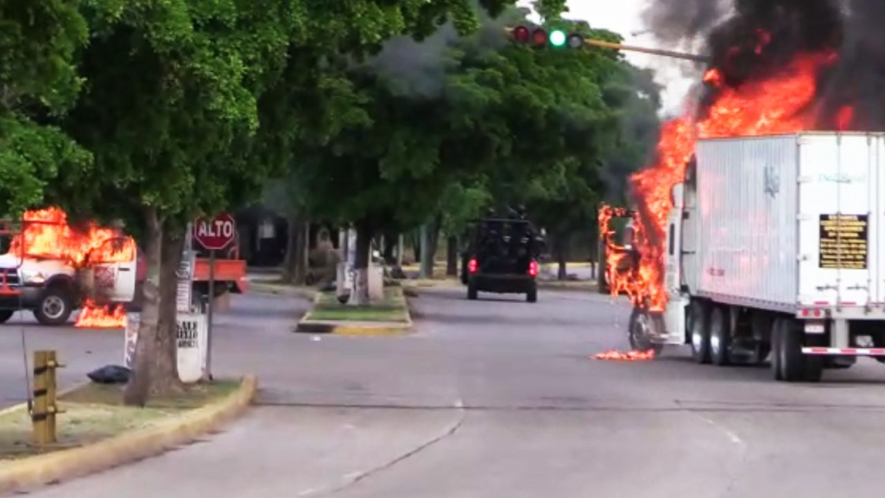 Imagen de video de AFPTV que muestra autos incendiados en las calles de Culiacán, capital de Sinaloa, donde operaba Joaquín "El Chapo" Guzmán.