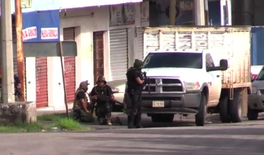 Imagen de video de AFPTV que muestra a hombres armados en una calle de Culiacán, estado de Sinaloa, donde operaba Joaquín "El Chapo" Guzmán.