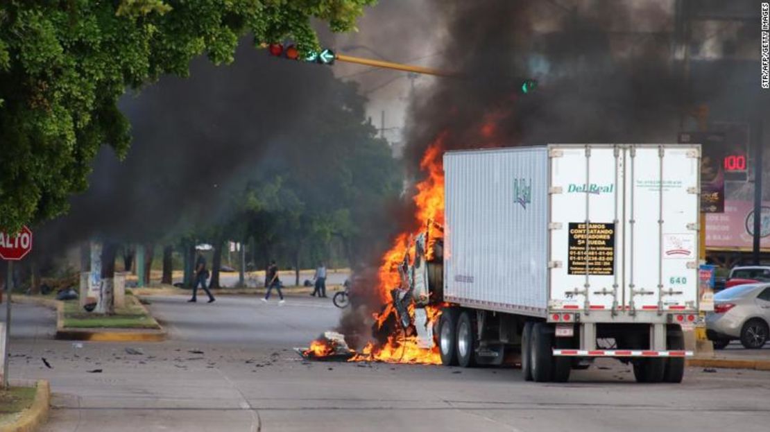 Un camión incendiado en una calle de Culiacán, Sinaloa.