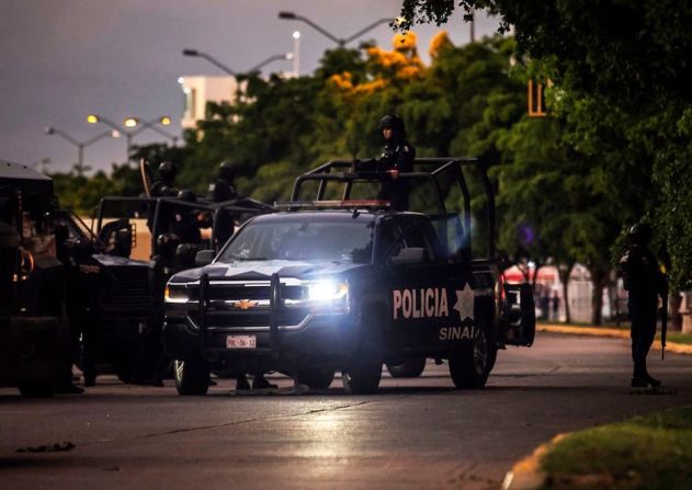 La policía mexicana patrulla las calles de Culiacán, en el estado de Sinaloa, después de que individuos fuertemente armados en camionetas todoterreno se enfrentara a las autoridades, tras la detención de uno de los hijos del narcotraficante encarcelado Joaquín "El Chapo" Guzmán.