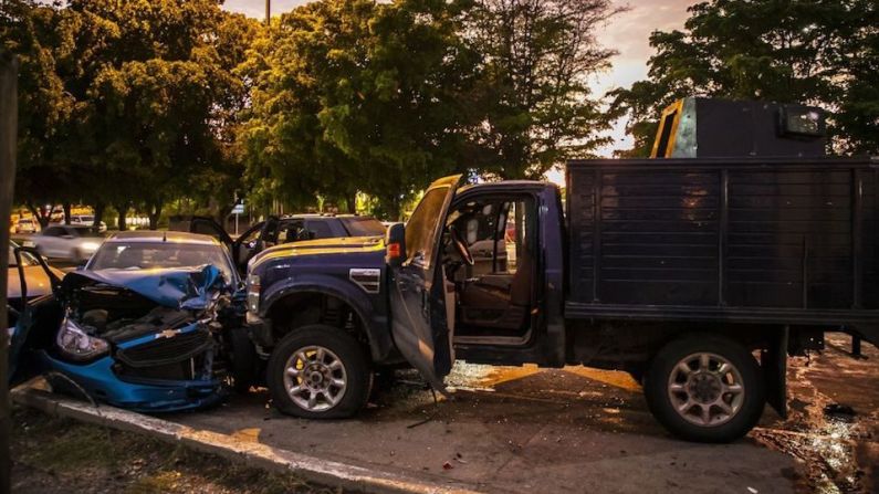 Un vehículo blindado se estrelló contra un auto en una calle de Culiacán.