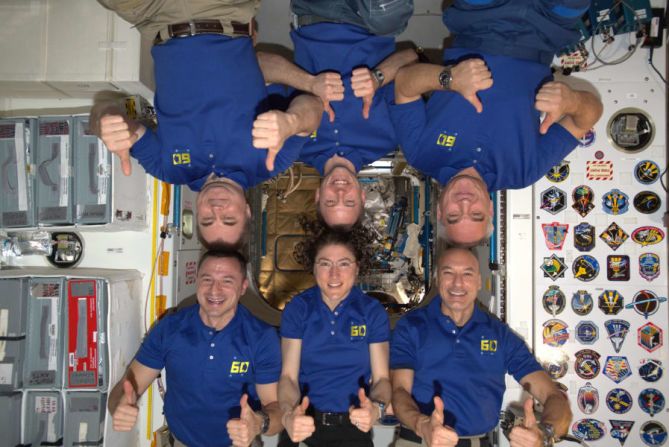 El equipo de la Estación Espacial Internacional celebró el Día Europeo de las Lenguas el 26 de septiembre, reconociendo los tres idiomas diferentes que se hablan a bordo. ¡Cada astronauta habla al menos dos! Foto: ESA / NASA