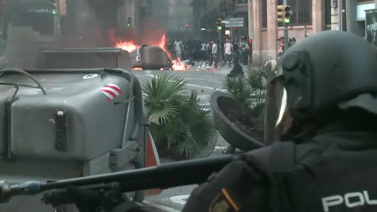 CNNE 719012 - la policia intenta contener a manifestantes en barcelona