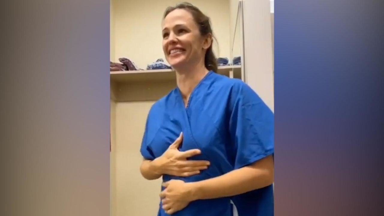 CNNE 719067 - acompana a jennifer garner mientras le hacen la mamografia