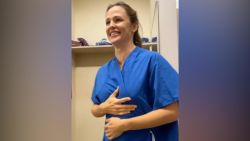 CNNE 719067 - acompana a jennifer garner mientras le hacen la mamografia