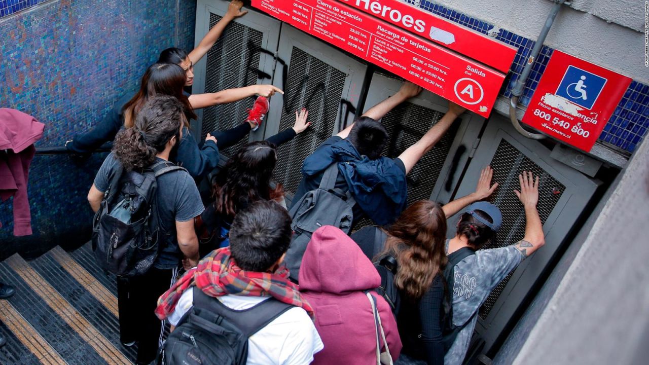 CNNE 719192 - incidentes en el metro de santiago tras suba de tarifa