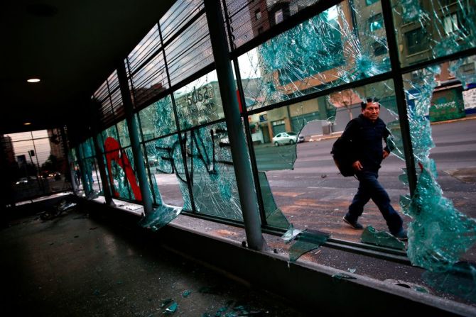 Destrozos en las estaciones de transporte en Santiago de Chile.