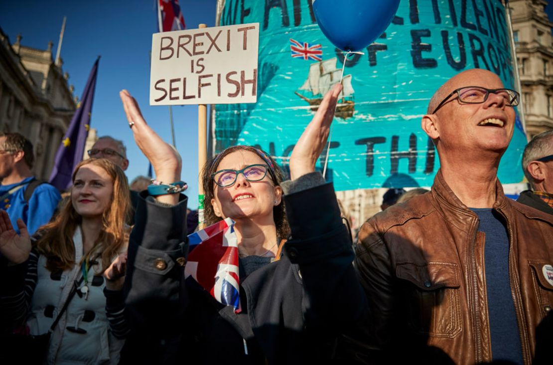 Manifestantes se reúnen en un mitin contra el brexit en Londres, en Parliament Square, el 19 de octubre de 2019. Según los organizadores de la marcha un millón de personas asistieron a la marcha.