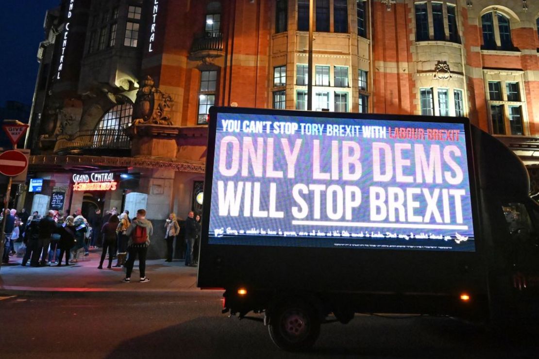 Un anuncio de los demócratas liberales contra el brexit pasa por el lugar donde el principal líder opositor británico del Partido Laborista, Jeremy Corbyn, daría un discurso el 19 de octubre de 2019.