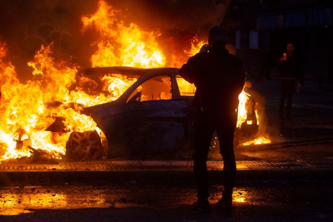 Las protestas comenzaron en Santiago después de que el gobierno propuso aumentar el precio de los boletos de Metro. En la imagen: disturbios en las calles de Santiago de Chile el 19 de octubre de 2019. Mira en esta galería más fotos de la tensa situación en Chile.