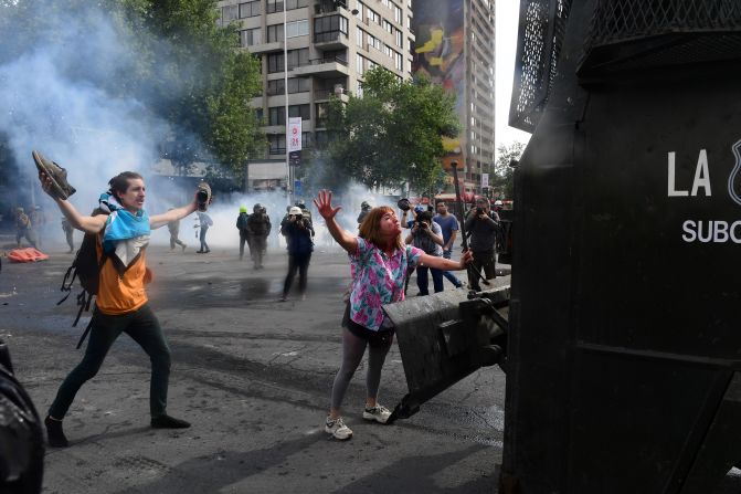 Manifestantes se enfrentan a policía antidisturbios este 19 de octubre en las calles de Santiago de Chile.