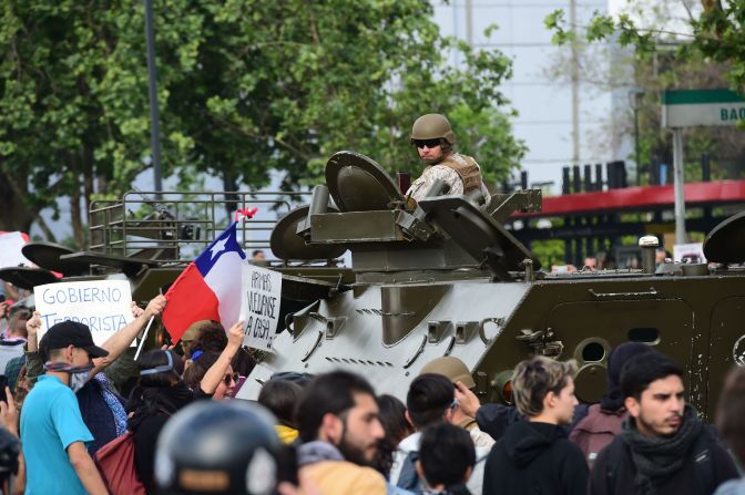 El presidente de Chile, Sebastián Piñera, anunció el sábado que los ministros suspenderán el plan, luego de declarar el estado de emergencia el día anterior.