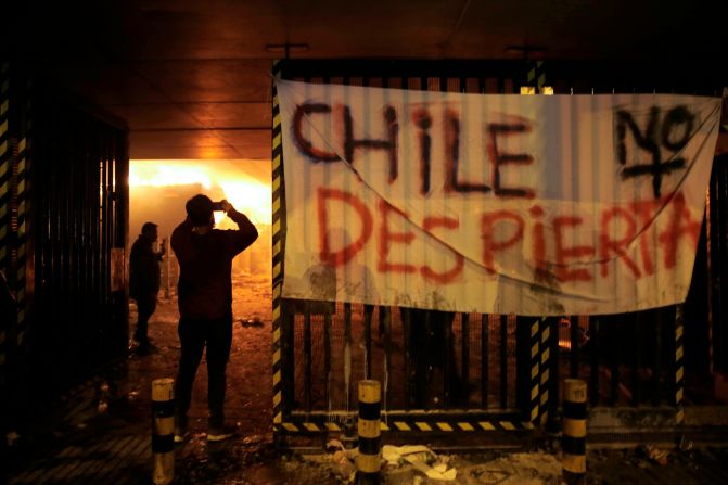 La estación de metro de Macul fue incendiada por los manifestantes este sábado.