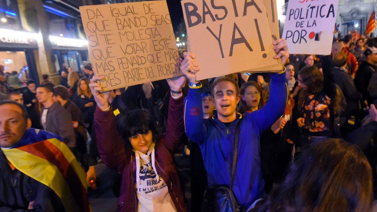 CNNE 719729 - multitud se congrega en barcelona y aboga por una espana unida