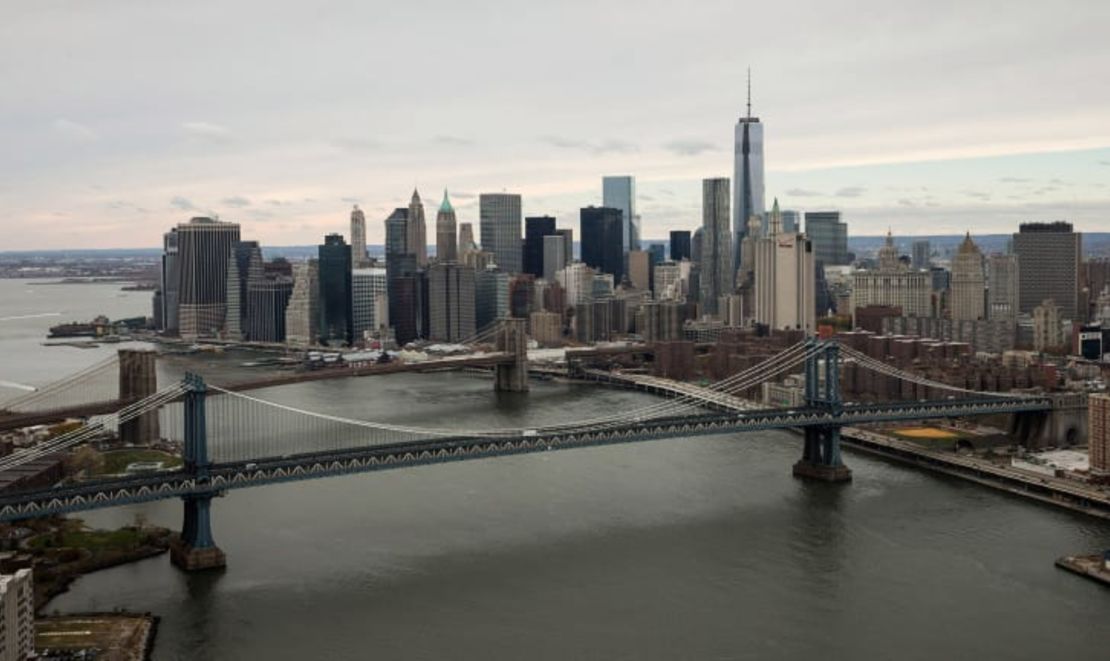 La torre One World Trade Center, el edificio más alto del Hemisferio Occidental, se ve detrás de los puentes de Manhattan y de Brooklyn en Nueva. York.