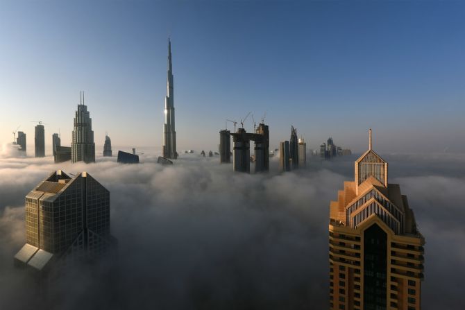 1. Burj Khalifa (Dubai, EAU) — La vista general de Burj Khalifa durante una fuerte niebla en Dubai te da una idea de la dominancia actual de este edificio. Con 828 metros de altura es el edificio más alto del mundo en casi 200 metros.