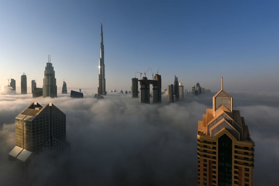 1. Burj Khalifa (Dubai, EAU) — La vista general de Burj Khalifa durante una fuerte niebla en Dubai te da una idea de la dominancia actual de este edificio. Con 828 metros de altura es el edificio más alto del mundo en casi 200 metros.