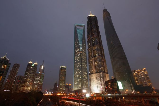 2. Torre de Shanghai (Shanghai, China) — La Torre de Shanghai, iluminada en azul, es notable no solo por su vertiginosa altura (es el edificio más alto de China) sino también por su sustenibilidad verde.