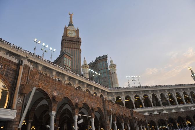 3. Mecca Royal Hotel Clock Tower (La Meca, Arabia Saudita) — Esta es una vista de las Torres Abraj Al-Bait (como también se conoce) desde la Gran Mezquita en la ciudad sagrada musulmana de La Meca, Arabia Saudita.