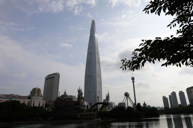 5. Lotte World Tower (Seúl, Corea del Sur) — Eclipsa a los otros edificios en Seúl y ofrece impresionantes vistas de la capital surcoreana. El diseño está inspirado en la cerámica tradicional coreana.