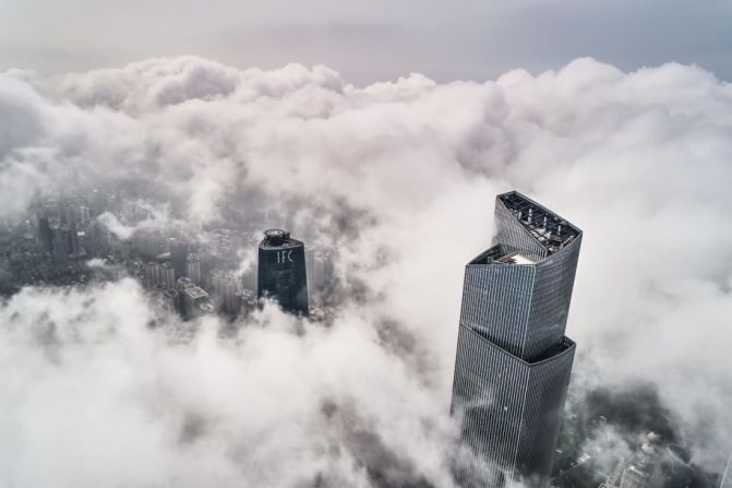 7. Centro de Finanzas CTF de Guangzhou (Guangzhou, China) — El edificio es tan alto (530 metros) que sobresale por encima de un mar de nubarrones en esta parte del lluvioso sur de China.