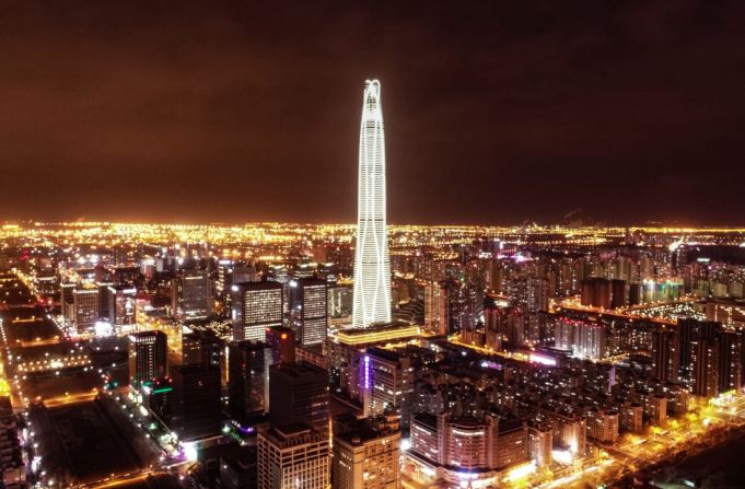 8. Tianjin CTF Finance Center (Tianjin, China) — Este edificio domina por completo el horizonte nocturno en Tianjin, una ciudad costera en China de más de 15 millones de habitantes. Se completó en 2018.