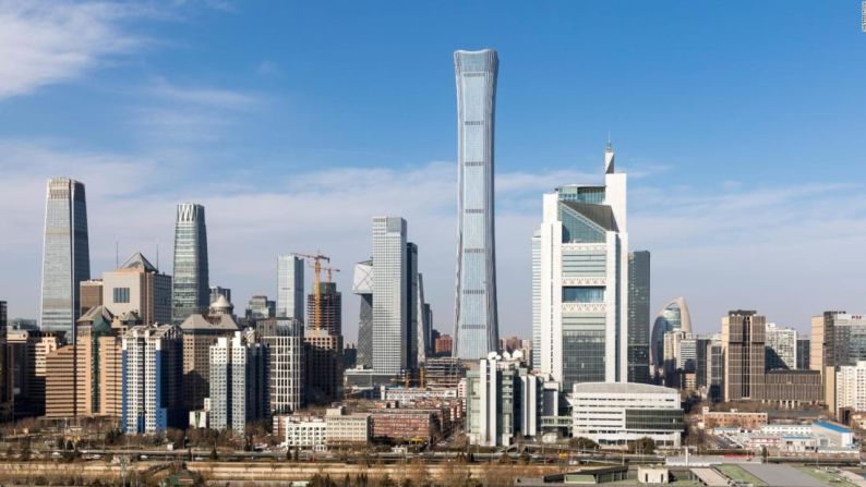 9. Torre CITIC (Beijing, China) — El edificio más alto de Beijing es notable no solo por su altura sino también por su espectacular forma curva con la base y la parte superior más anchos que el medio.