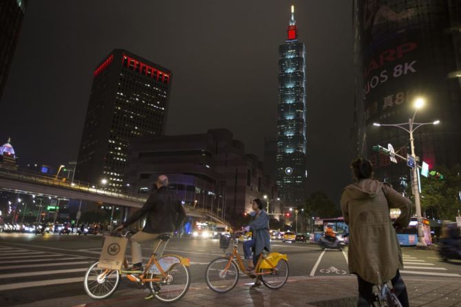 10. Taipei 101 (Taipei, Taiwán) — En la capital de Taiwán, la torre Taipei 101 es rica en simbolismo, pues el número 100 representa la perfección y el "1" adicional que representa aún más innovación. Navega por la galería para conocer otros edificios que son aún más altos que esta torre.