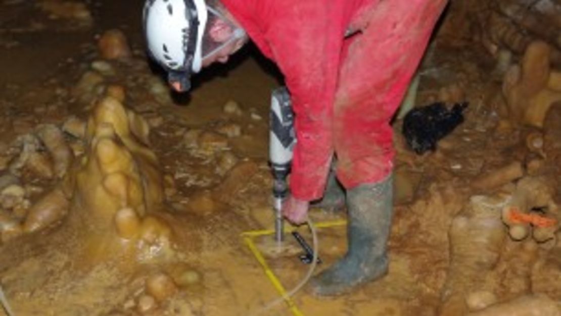 El suelo de estalagmita dentro de la cueva francesa.