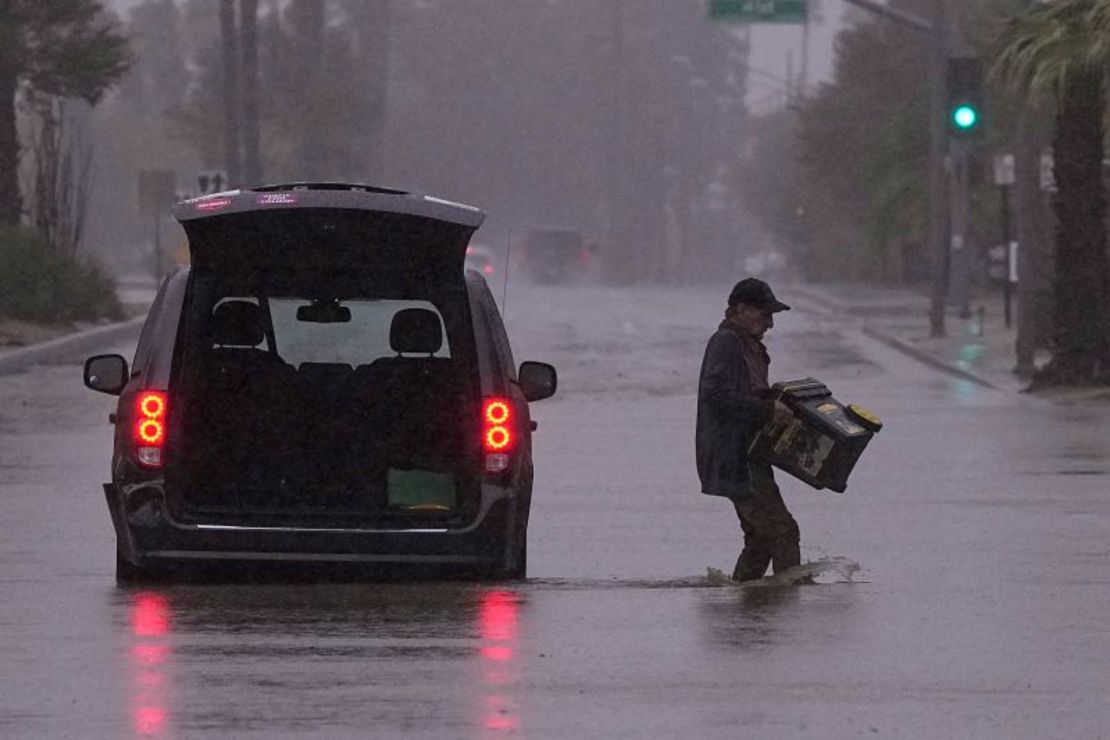 El transito se ralentiza debido a que el agua y el barro de la tormenta tropical Hilary cubren parte de la Interestatal 10, entre Indio y Palm Springs, California, el lunes.