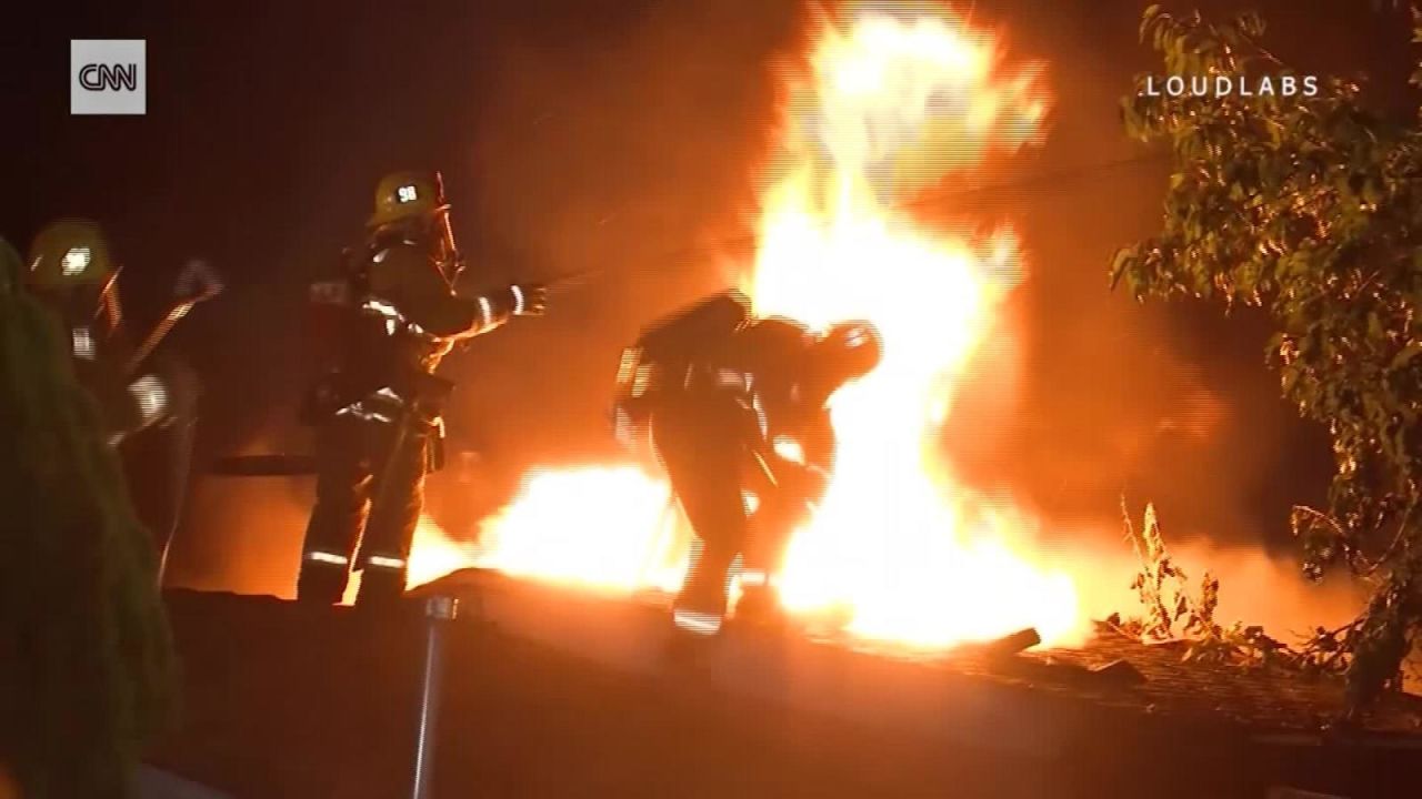 CNNE 720062 - bombero cae de un techo en medio de las llamas