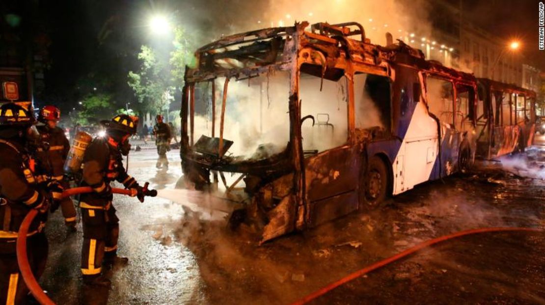 Los bomberos apagaron un bus incendiado en las protestas de Santiago el viernes 18 de octubre de 2019